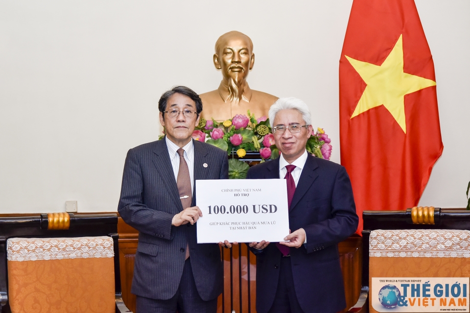 vietnam presents donation to aid japans flood relief