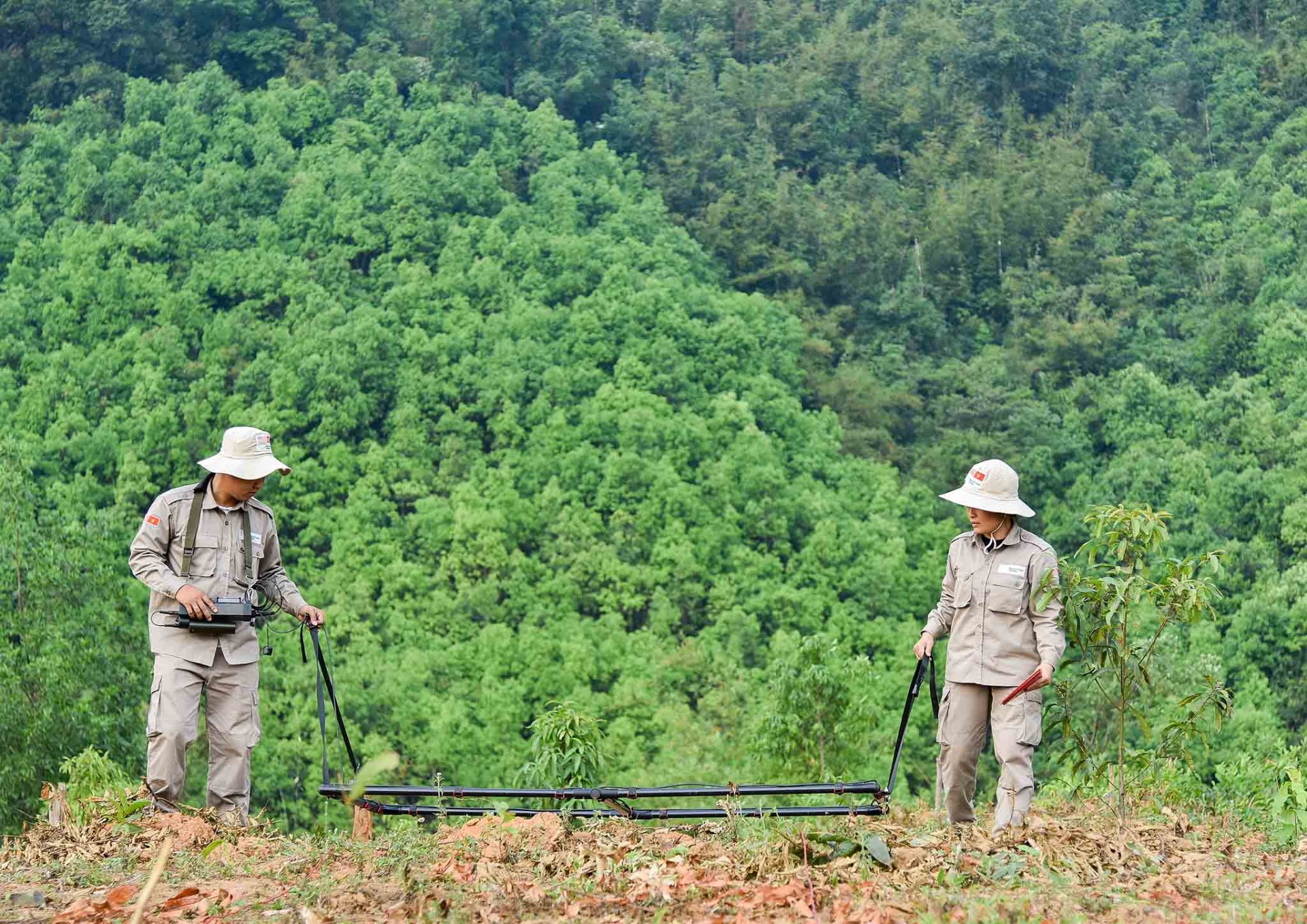 Những người rà phá bom mìn tại Quảng Trị. (Ảnh: Nguyễn Hồng)