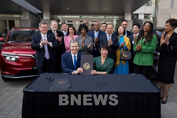 Vingroup Vice Chairwoman & VinFast Global CEO Le Thi Thu Thuy (right, first row), and North Carolina Governor Roy Cooper in the MoU signing ceremony for VinFast’s factory project in March 2022. (Photo: VNA)