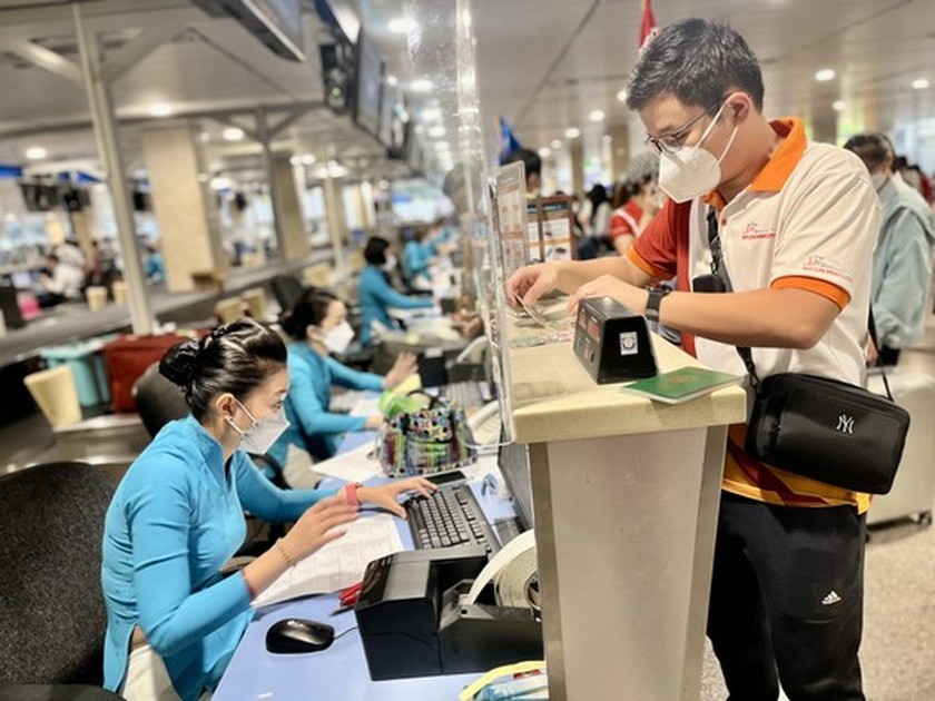 Airlines offer ticket sales for coming New Year holidays. (Photo: SGGP)