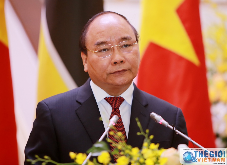 vn committed to work with countries to build a united self reliant asean pm phuc
