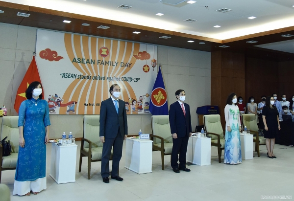 Flag salute ceremony to celebrate ASEAN’s 54th founding anniversary in Ha Noi