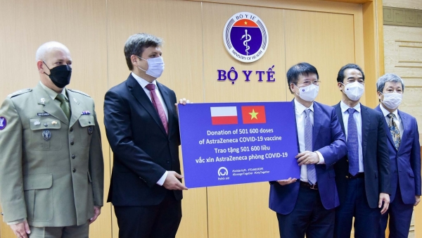 Viet Nam receives over 500,000 doses of COVID-19 vaccine from Poland