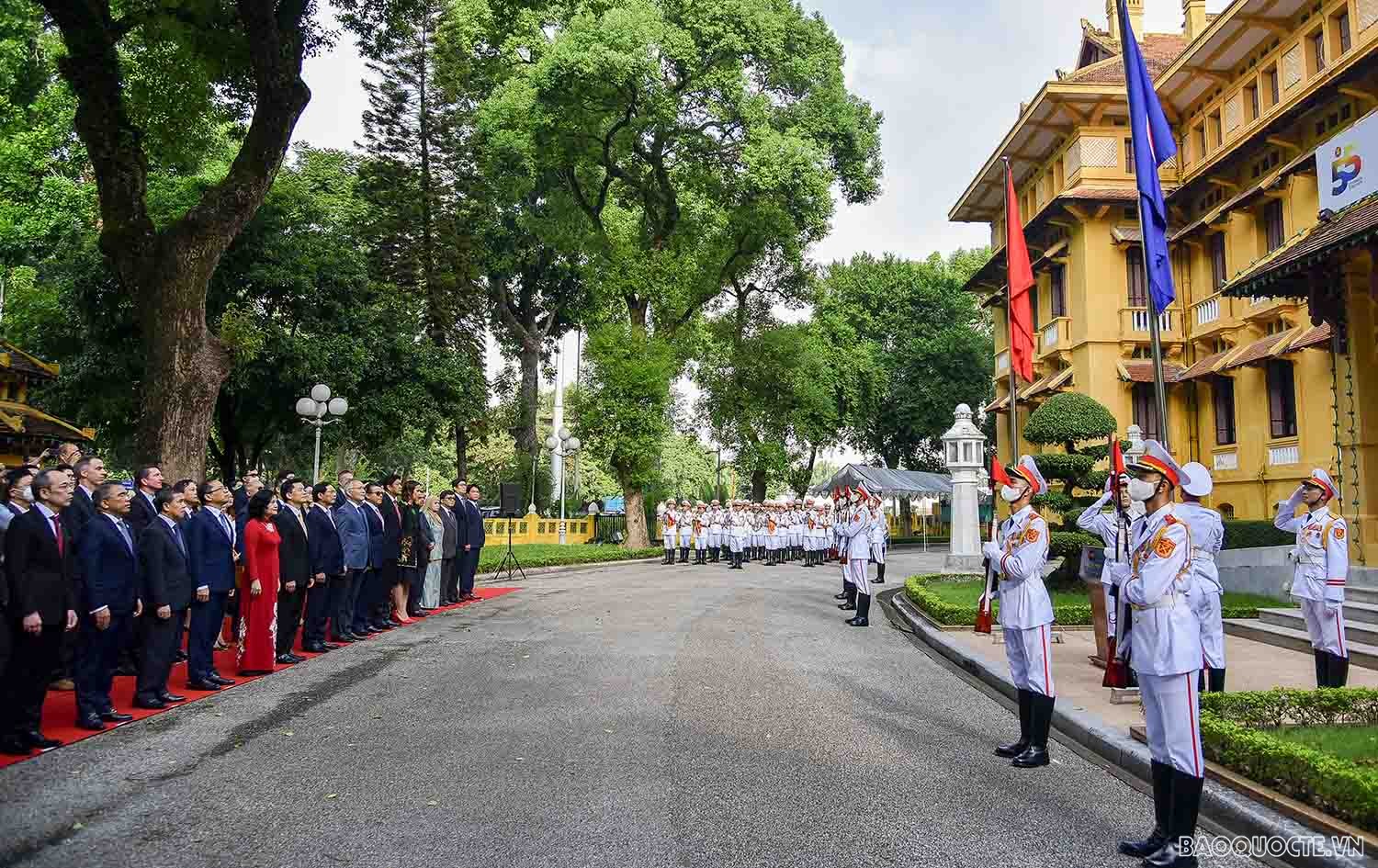 Đúng 7h30, Bộ trưởng Ngoại giao Bùi Thanh Sơn chủ trì buổi lễ với sự chứng kiến của quan khách Việt Nam và quốc tế.
