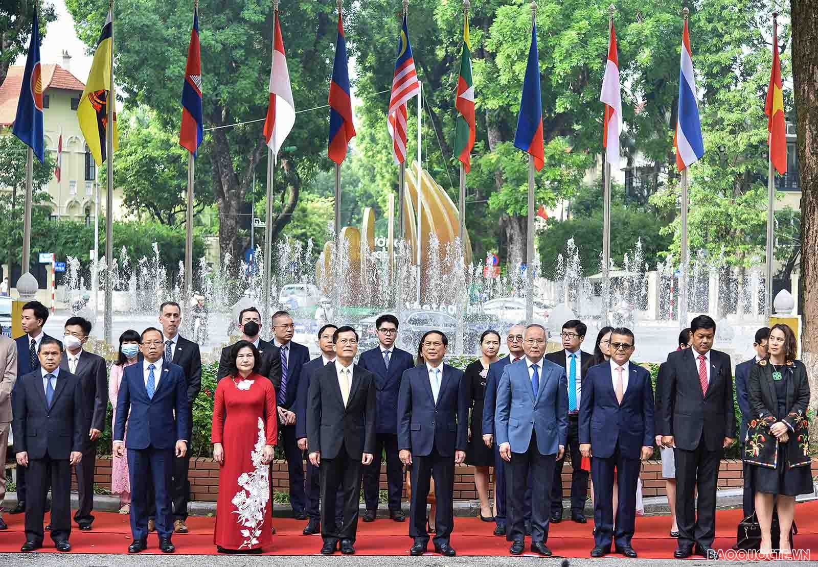 Bộ trưởng Ngoại giao Bùi Thanh Sơn chủ trì Lễ thượng cờ. Tham dự có Đại sứ các nước ASEAN, lãnh đạo các Bộ, ban ngành và các đơn vị liên quan đã cùng dự hoạt động này.