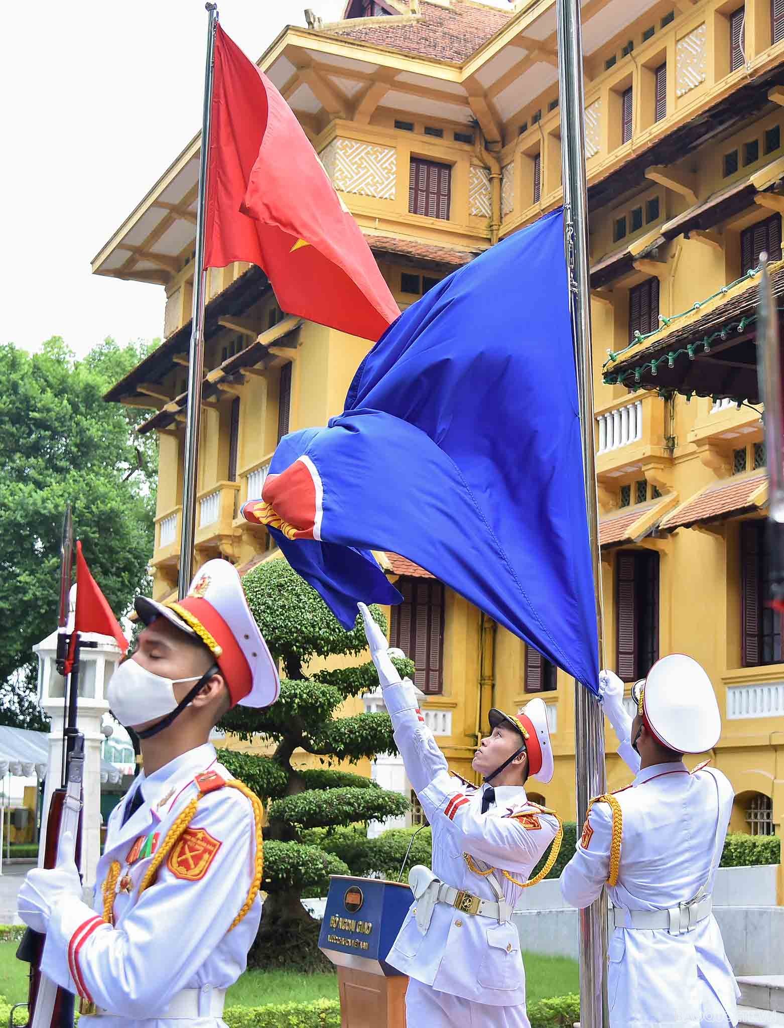 Review on external affairs from August 8-14: Celebrating 55th Anniversary of  ASEAN; actively solving issues related new passport