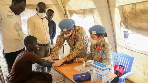Vietnamese blue-beret doctors support South Sudan people amid flooding