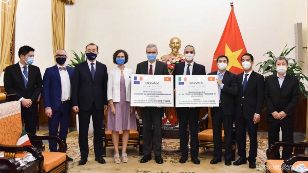 1,484,060 doses of COVID-19 vaccines donated by France and Italy through COVAX Facility arrive in Viet Nam