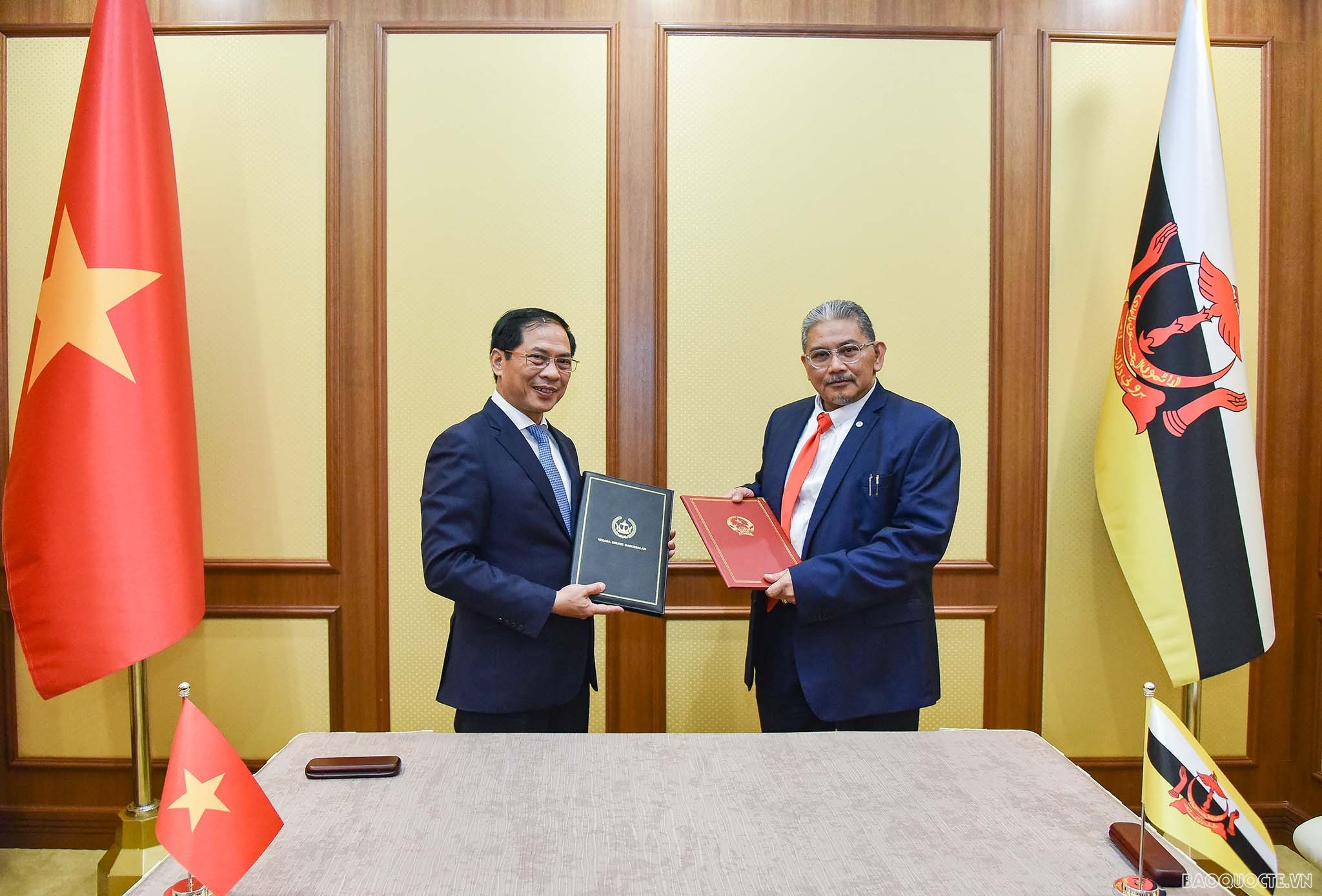 Ngay sau kỳ họp, hai Bộ trưởng Ngoại giao đã ký Biên bản thỏa thuận Kỳ họp lần thứ 2 Ủy ban hỗn hợp về Hợp tác song phương Việt Nam-Brunei Darussalam.