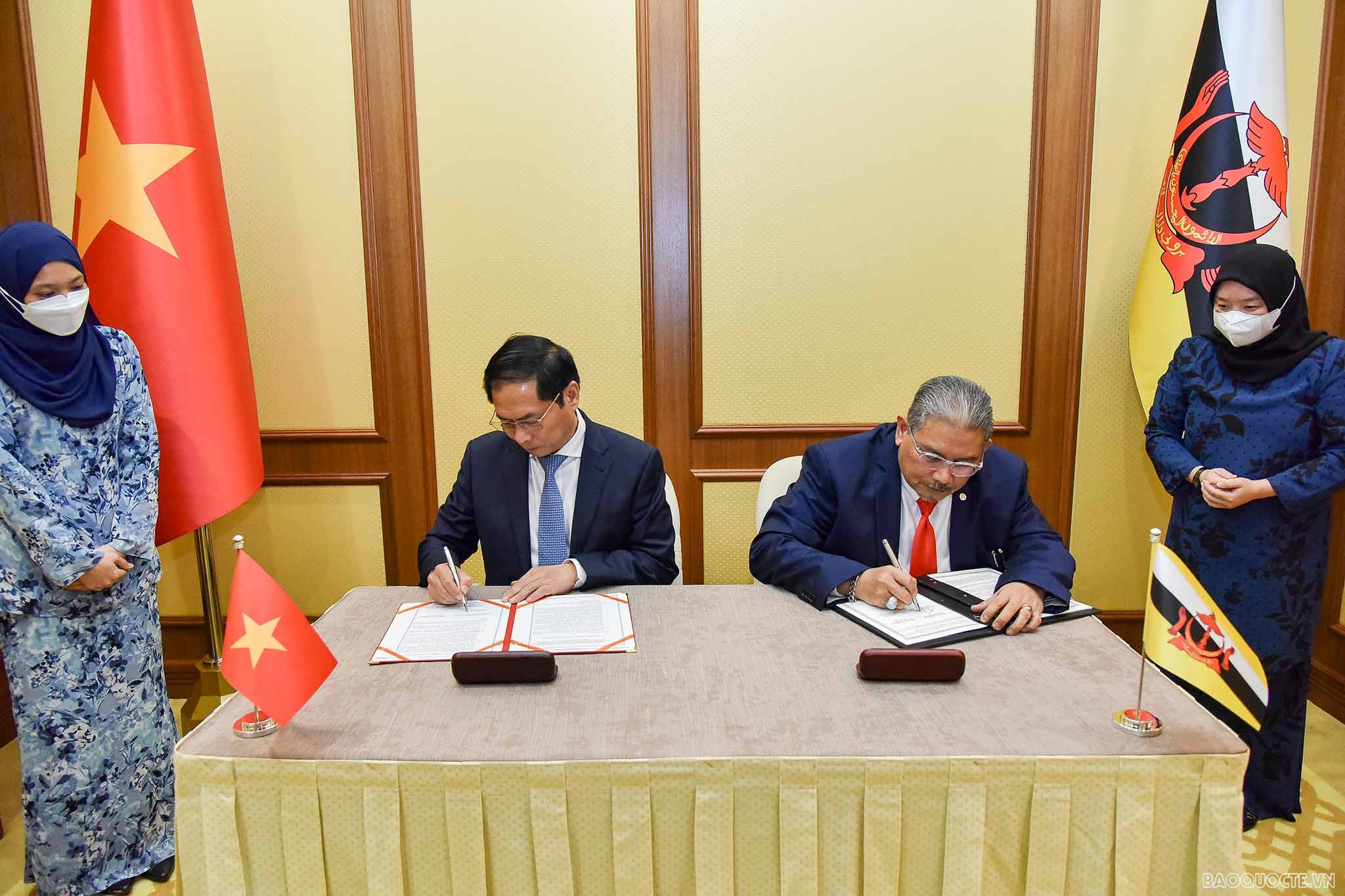 Ngay sau kỳ họp, hai Bộ trưởng Ngoại giao đã ký Biên bản thỏa thuận Kỳ họp lần thứ 2 Ủy ban hỗn hợp về Hợp tác song phương Việt Nam-Brunei Darussalam.