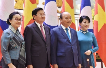PM Phuc hosts welcome ceremony, holds talks with Lao counterpart