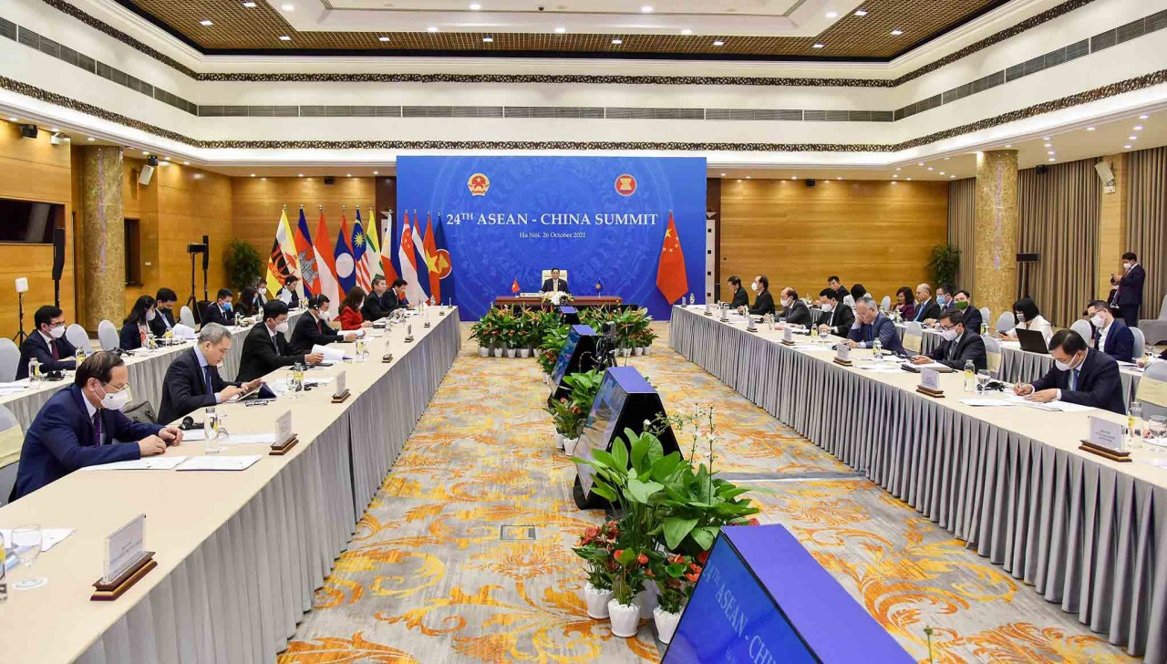 Prime Minister attends five conferences on first day of 38th, 39th ASEAN Summits and Related Summits