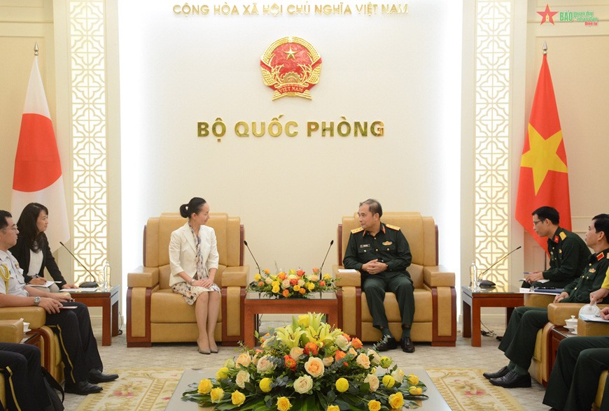 Lieutenant General Phung Si Tan (R), Deputy Chief of the General Staff of the Vietnam People's Army receives Matsuzawa Tomoko (Photo: qdmd.vn)