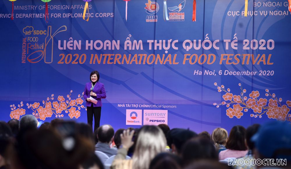 Phát biểu khai mạc, Đại sứ Nguyễn Nguyệt Nga nêu bật ý nghĩa của Liên hoan ẩm thực, không chỉ là dịp giao lưu, giới thiệu văn hóa, ẩm thực của các nước, các vùng miền của Việt Nam mà còn là dịp chia sẻ sự quan tâm, đùm bọc đối với những hoàn cảnh khó khăn