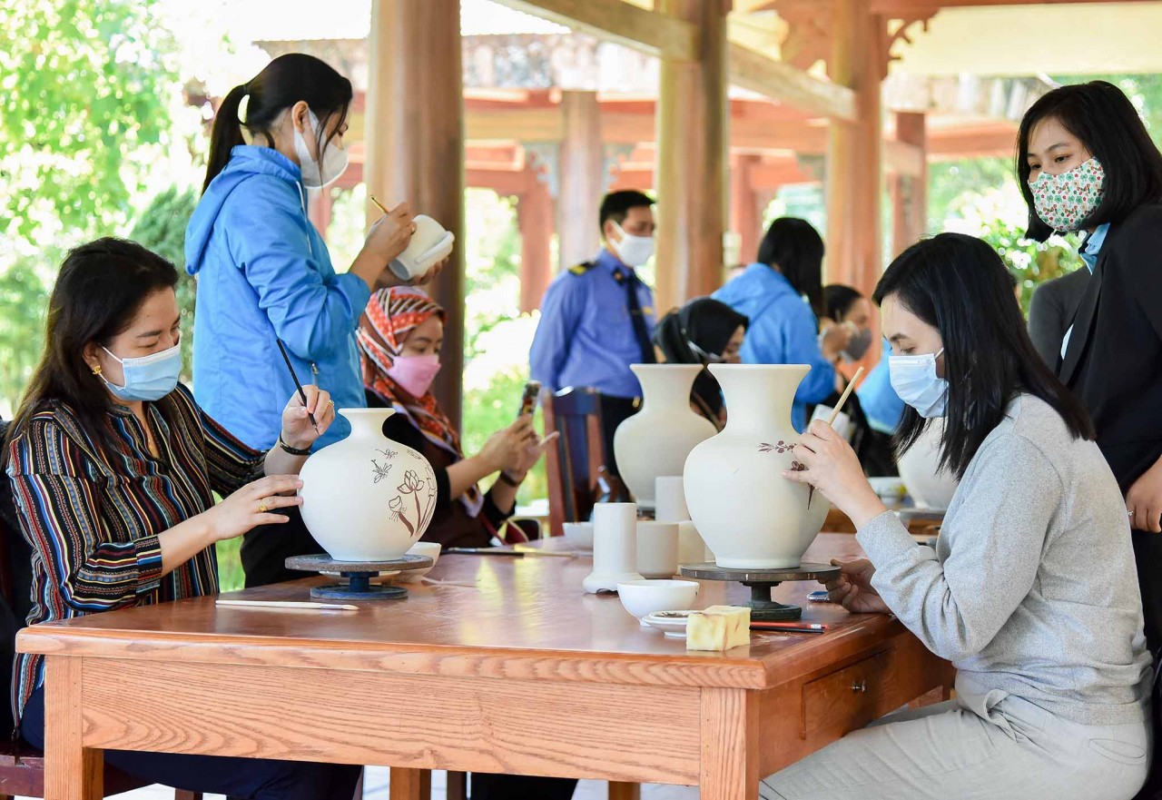 International friends left their strokes on Chu Dau pottery