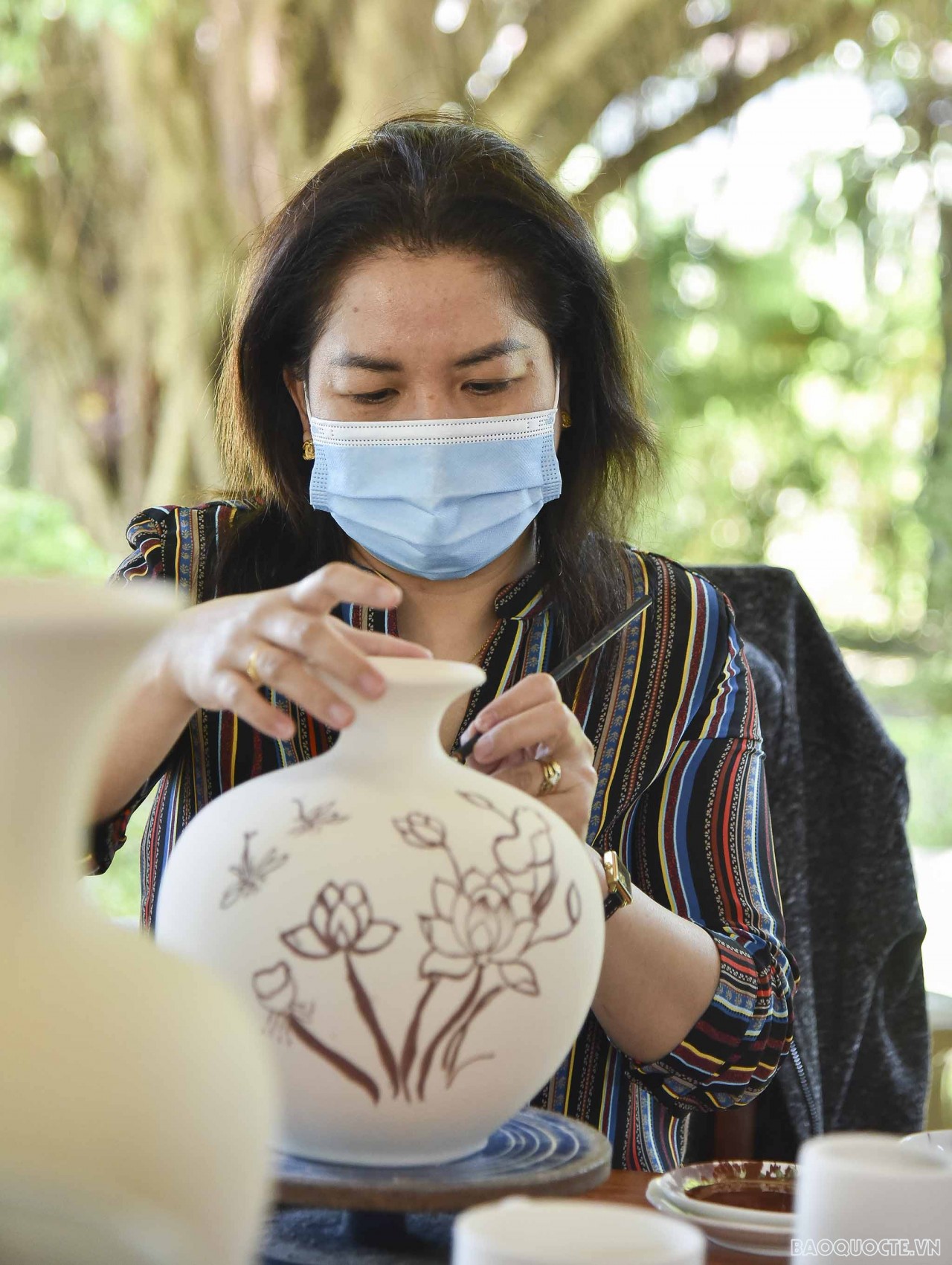 International friends left their strokes on Chu Dau pottery