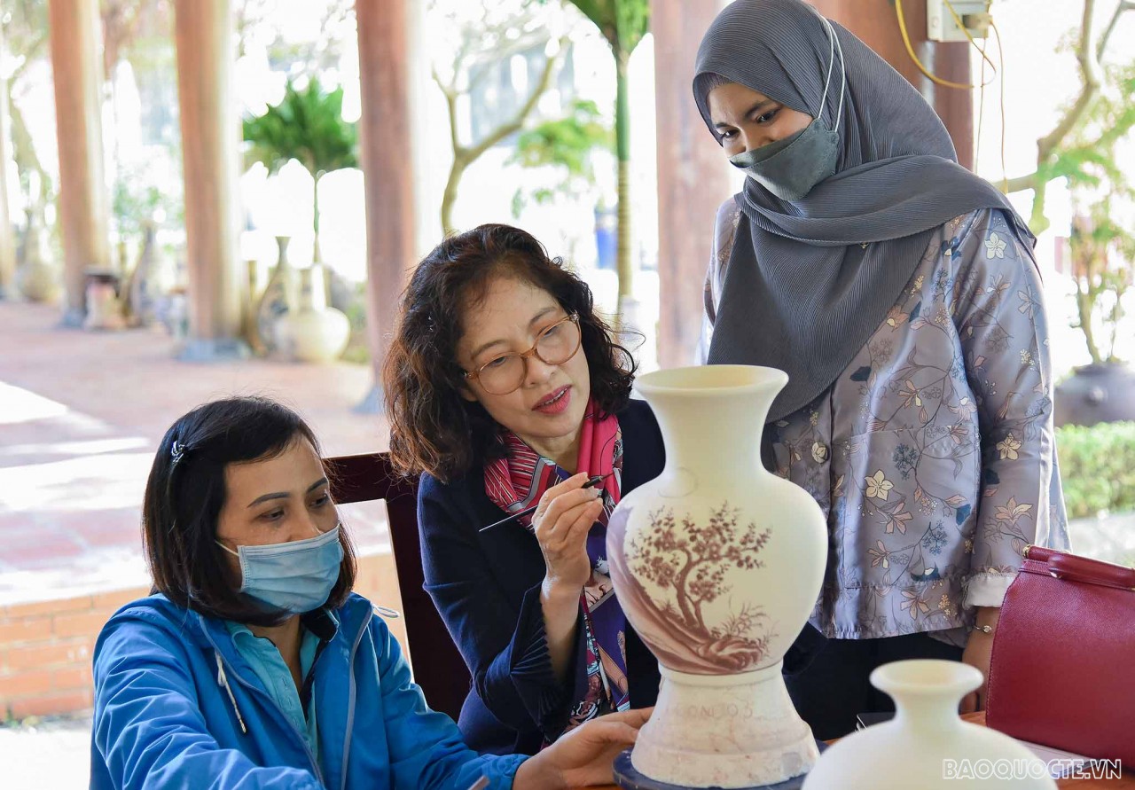 She said: “After reading about the history of Chu Dau pottery, I was deeply moved to know that the founder of this craftmanship was a female intellectual – an artist, a businesswoman, a brilliant poet and an excellent navigator. Her life and talents have 