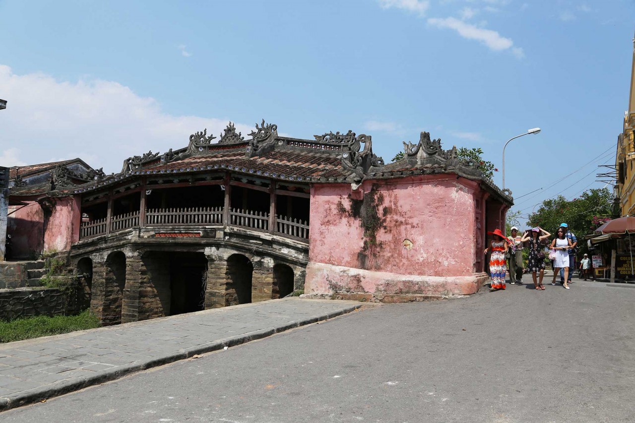 Chùa Cầu Hội An chính là ngôi chùa nằm ngay trên một chiếc cầu được bắc ngang qua con lạch nhỏ ở khu phố cổ Hội An. Đặc biệt, chiếc cầu này được xây dựng vào đầu thế kỷ 17. Chùa Cầu có kiểu kiến trúc mang đậm nét Việt với mái ngói âm dương phủ kín cây cầu
