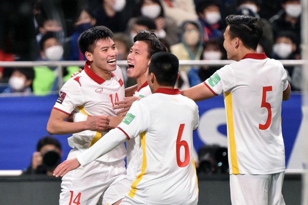 Niềm vui của các cầu thủ đội tuyển Việt Nam khi Thanh Bình ghi bàn mở tỷ số. (Nguồn: TTXVN)