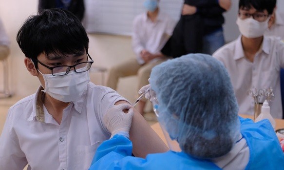 Tiêm vaccine phòng Covid-19 cho trẻ trên 12 tuổi tại Hà Nội. (Nguồn: Báo Tuổi trẻ)