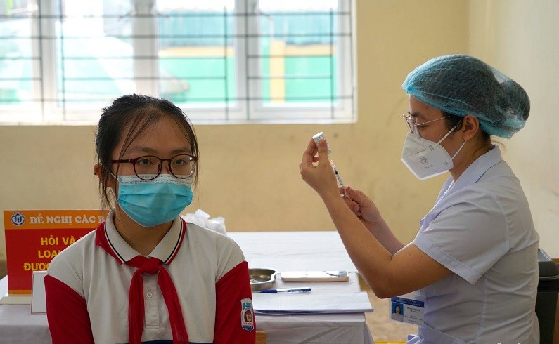 Tiêm vaccine ngừa Covid-19 loại Moderna cho các em học sinh. (Nguồn: Vietnamnet)