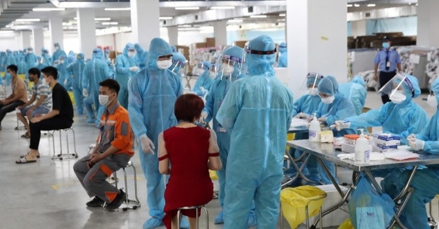 Nhân viên y tế lấy mẫu xét nghiệm Covid-19 cho công nhân khu công nghiệp huyện Việt Yên. (Nguồn: Dân trí)