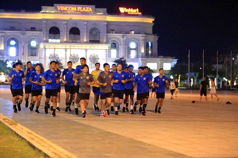 U23 Indonesia tập trên sân bê tông của quảng trường Việt Trì. (Ảnh: Đức Cường)