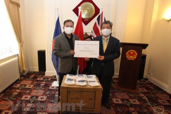 Vietnamese in UK receive face masks for preventing COVID-19 pandemic