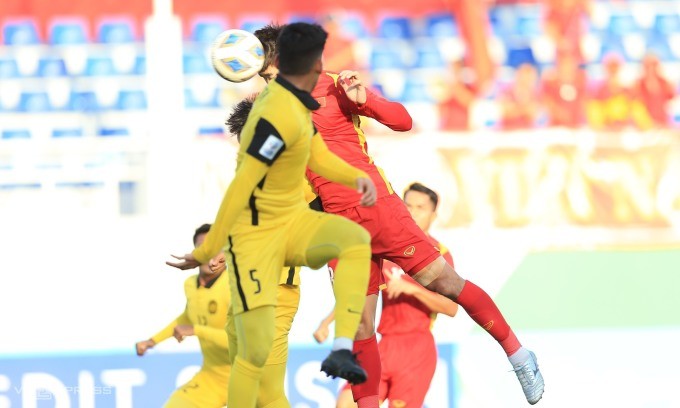 Nhâm Mạnh Dũng đánh đầu ghi bàn cho U23 Việt Nam. (Ảnh: Lâm Thỏa)