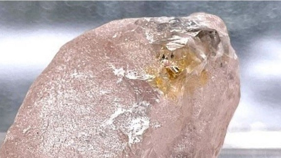 Angola: Thợ mỏ tìm thấy viên kim cương hồng đặc biệt và lớn nhất trong vòng 300 năm