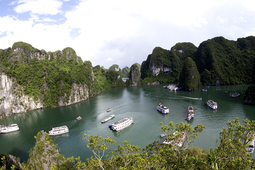 quang ninh shuts down tourist destinations due to covid 19 outbreak