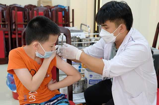Bộ Y tế đề nghị các địa phương cần tiếp tục đẩy nhanh tiêm vaccine phòng Covid-19. (Ảnh: Trần Minh)