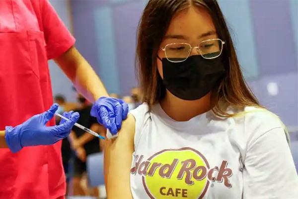 Viet Nam to eye vaccinating children against COVID-19 in October