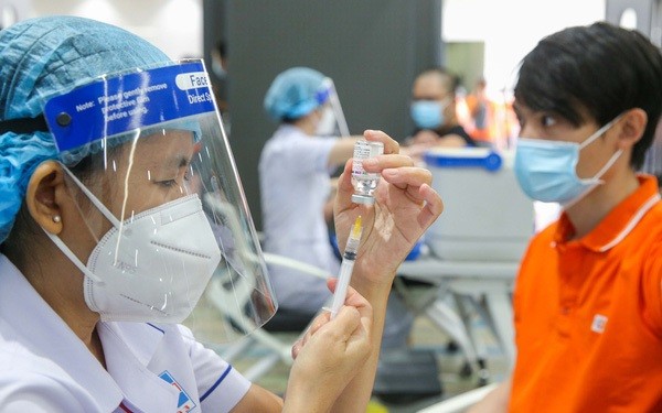 Tiêm vaccine phòng Covid-19 cho người dân ở TP. Hồ Chí Minh. (Ảnh: Hoàng Triều/Người Lao động)