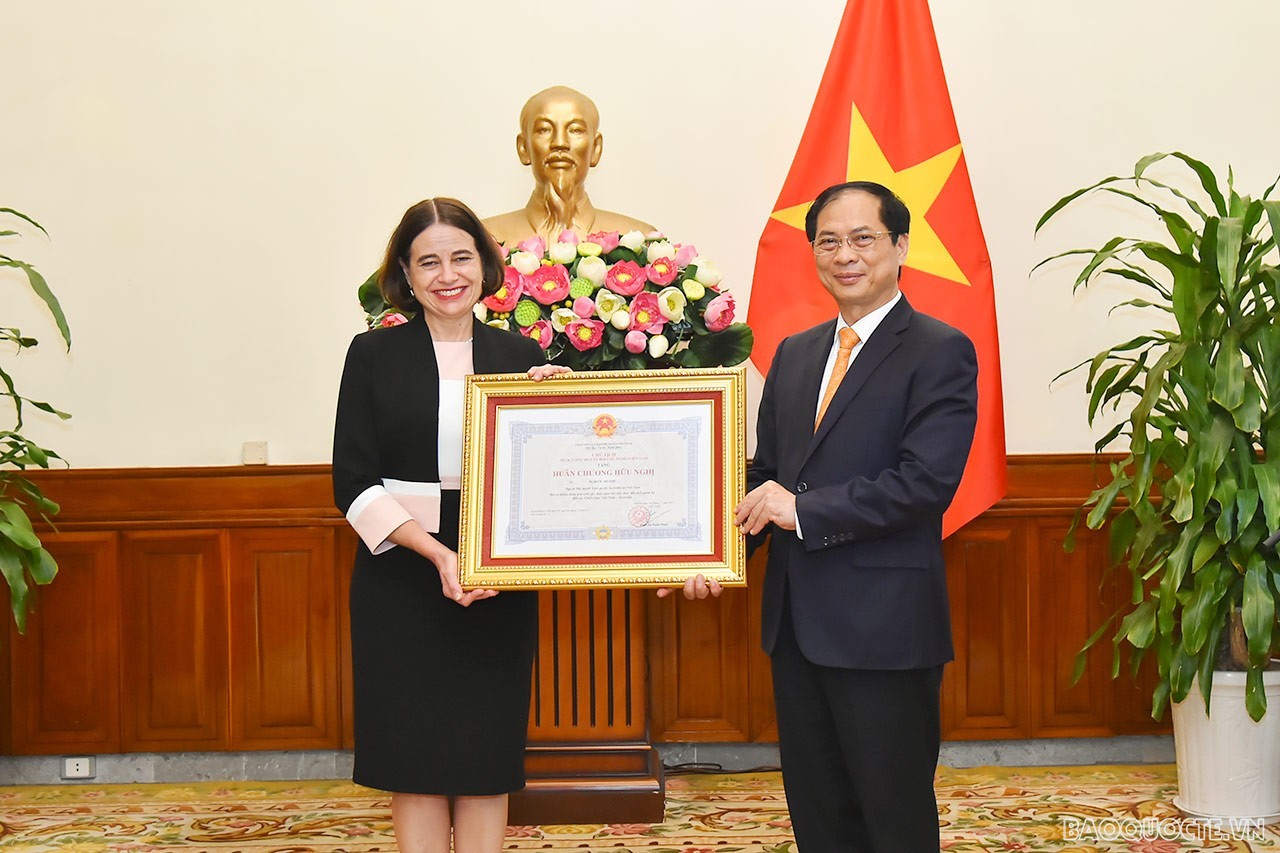 Bộ trưởng Ngoại giao Bùi Thanh Sơn trao tặng Huân chương Hữu nghị cho Đại sứ Australia tại Việt Nam Robyn Mudie. (Ảnh: Tuấn Anh)