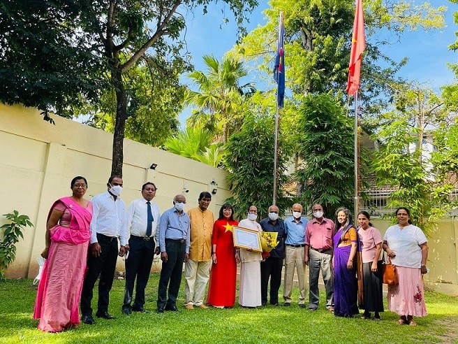 Ceremony of awarding the friendship order to Mr. Sudasinghe, secretary general of the Sri Lanka-Viet Nam solidarity association