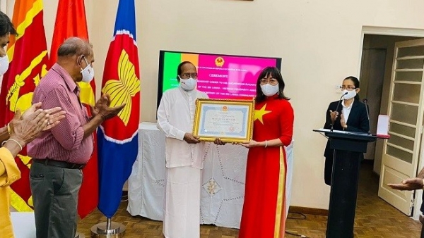 Secretary general of the Sri Lanka-Viet Nam solidarity association received Friendship Order