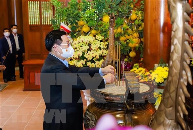 NA Chairman Vuong Dinh Hue offers incense in tribute to President Ho Chi Minh. (Photo: VNA) 