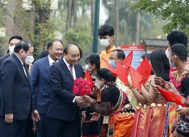 President Nguyen Xuan Phuc is welcomed by ethnic minority people at the festival in Hanoi on February 12 (Source: VNA)