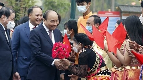 State President joins ethnic groups in spring festival