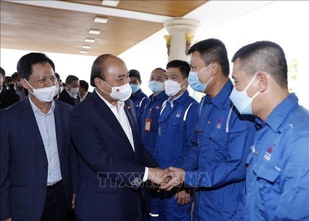 President presents gifts to workers at Binh Son Refinery Plant