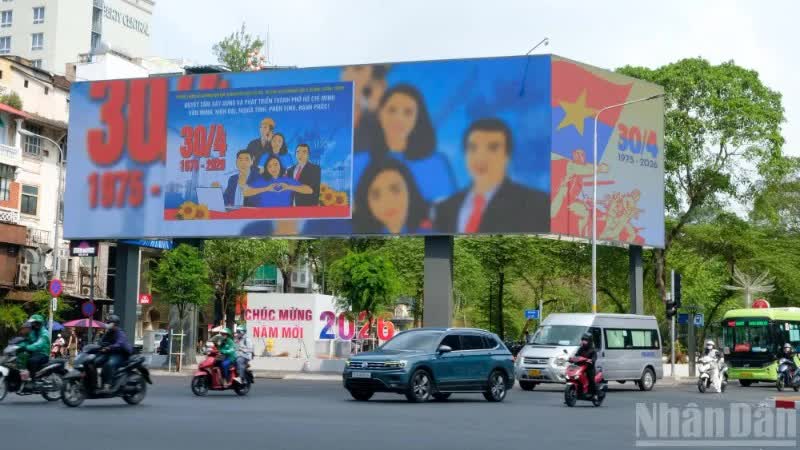 Thành phố Hồ Chí Minh rực rỡ cờ hoa, băng rôn, khẩu hiệu mừng 51 năm Ngày Giải phóng miền nam, thống nhất đất nước. (Ảnh: THẾ ANH)