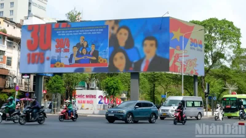 Thành phố Hồ Chí Minh rực rỡ cờ hoa, băng rôn, khẩu hiệu mừng 51 năm Ngày Giải phóng miền nam, thống nhất đất nước. (Ảnh: THẾ ANH)