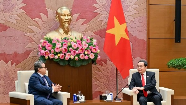 NA Chairman Tran Thanh Man receives outgoing Palestinian Ambassador to Vietnam Saadi Salama