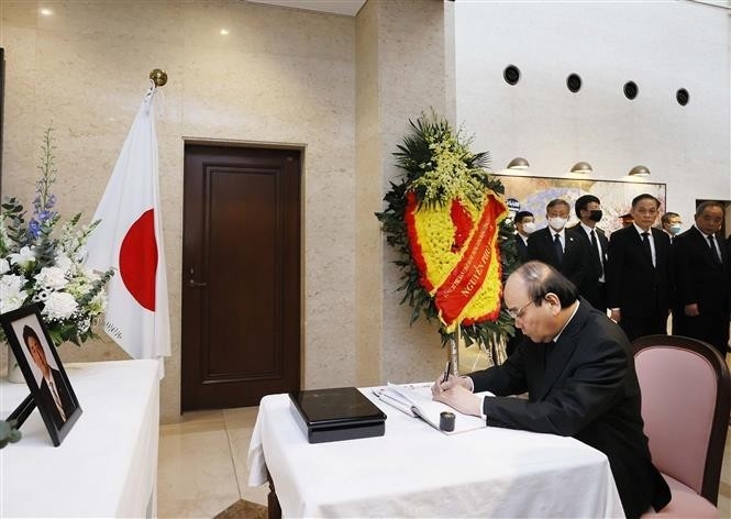 Chủ tịch nước Nguyễn Xuân Phúc ghi sổ tang tưởng niệm cố Thủ tướng Nhật Bản Abe Shinzo. (Ảnh: Thống Nhất/TTXVN)