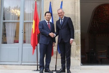 Vietnamese Deputy PM Trinh Dinh Dung visits France