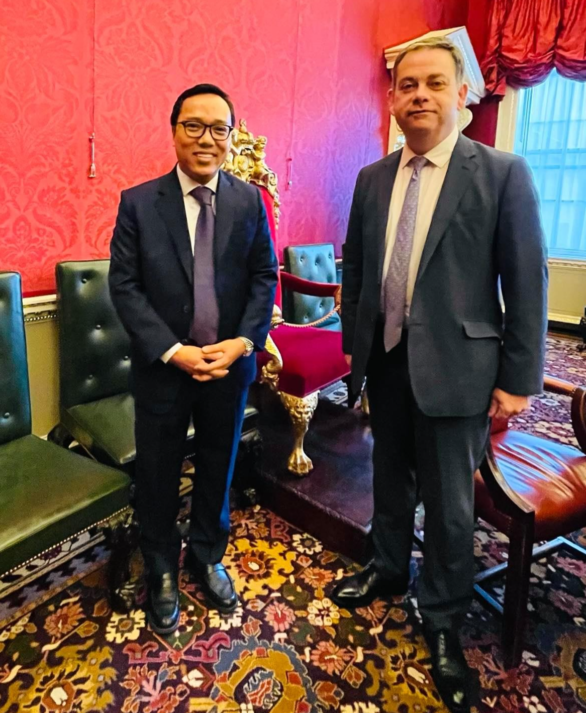 Đại sứ Nguyễn Hoàng Long gặp ông Nigel Adams, Bộ trưởng, Văn phòng Nội các Anh, chuẩn bị cho chuyến thăm làm việc của Thủ tướng Phạm Minh Chính tại VQ Anh và dự Hội nghị Cop26.