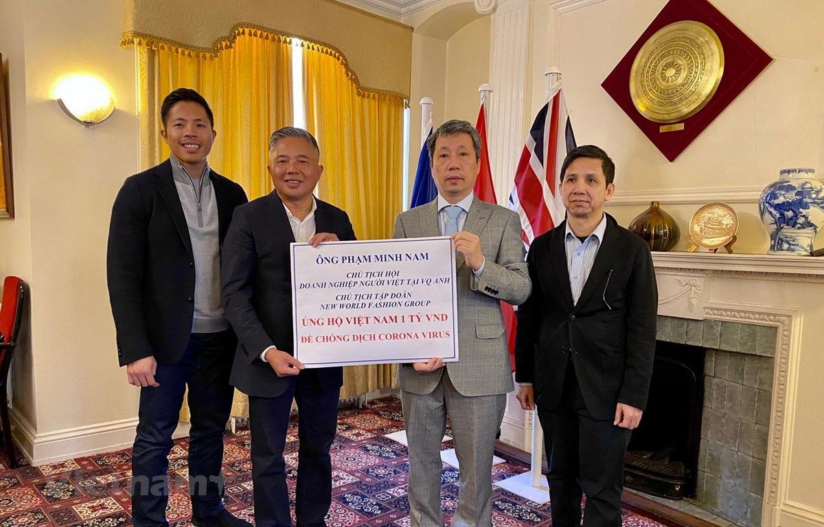 overseas vietnamese national in uk presents aid to covid 19 fight