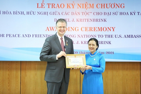 VUFO presents friendship insignia to US Ambassador