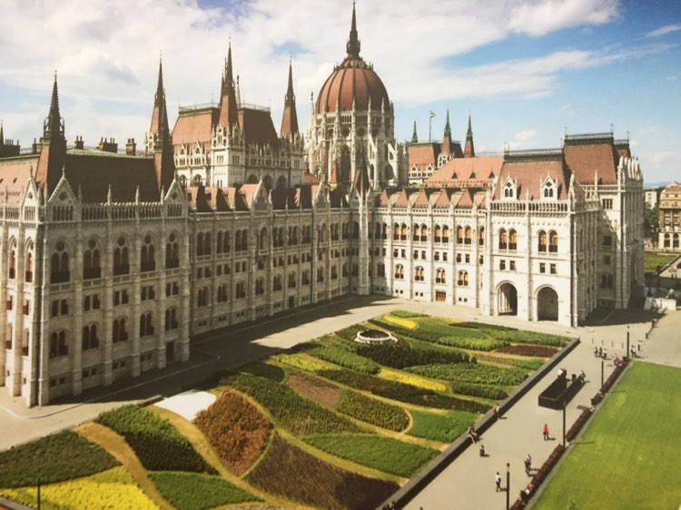 Khám phá lịch sử và vẻ đẹp của Tòa nhà Quốc hội Hungary tại Việt Nam